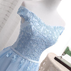 Hermoso vestido de fiesta de tul azul claro con hombros descubiertos