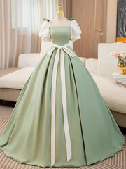 Vestido de fiesta largo de satén verde claro con mangas cortas abullonadas
