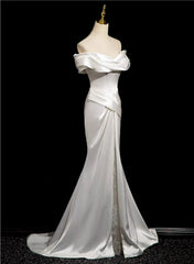 Vestido de fiesta largo de sirena de satén blanco con hombros descubiertos