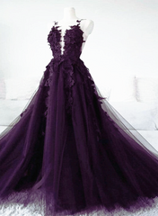 Vestido formal de tul morado oscuro con apliques de encaje