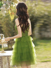 Vestido de fiesta con capas hasta la rodilla y tirantes de tul verde