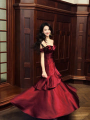 Vestido de fiesta largo de corte A con tirantes en color rojo vino