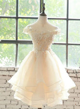 Lindo vestido de fiesta de organza color champán hasta la rodilla con capas y encaje