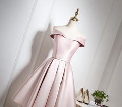 Precioso vestido formal de satén rosa con hombros descubiertos y largo hasta la rodilla
