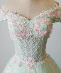 Elegante vestido de tul verde claro con hombros descubiertos para quinceañeras