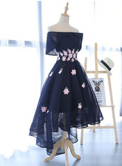 Encantador vestido de fiesta de tul azul marino con flores