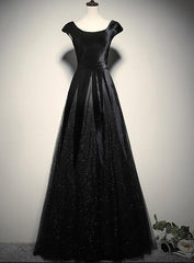 Elegante vestido de noche de terciopelo negro con mangas cortas
