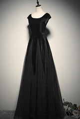 Elegante vestido de noche de terciopelo negro con mangas cortas