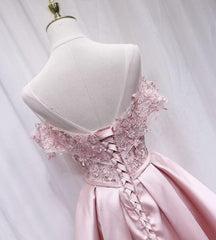 Vestido de fiesta de satén rosa con hombros descubiertos y parte superior de encaje
