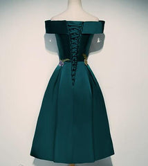 Hermoso vestido de dama de honor corto de satén con flores y hombros descubiertos
