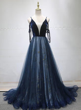 Vestido de noche largo de tul con tirantes en forma de A en color azul