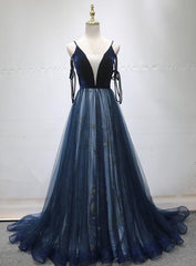 Vestido de noche largo de tul con tirantes en forma de A en color azul