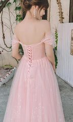 Vestido de fiesta sencillo de tul con hombros descubiertos en color rosa y corte A para graduación