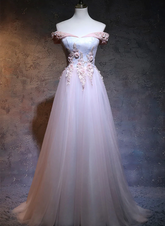 Hermoso vestido de fiesta rosa claro con escote en forma de corazón y hombros descubiertos