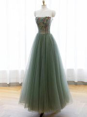 Vestido formal largo de tul verde con apliques de encaje en forma de A