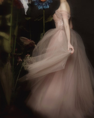 Vestidos de fiesta con cuentas y hombros descubiertos en color rosa oscuro con escote en forma de corazón