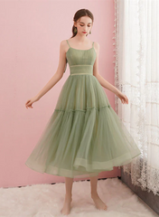 Lindo vestido de fiesta con tirantes de tul y largo hasta la rodilla