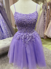 Vestido de fiesta de tul morado con tirantes cortos y encaje