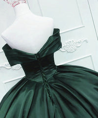 Hermoso vestido de quinceañera de satén verde con escote de bola