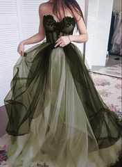 Vestido de fiesta de tul negro y verde con escote en forma de corazón y corte A
