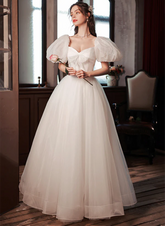 Vestido de fiesta de boda blanco con escote corazón y mangas cortas abullonadas