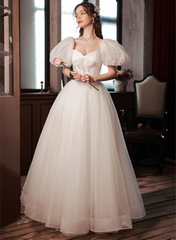 Vestido de fiesta de boda blanco con escote corazón y mangas cortas abullonadas