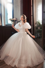 Vestido de fiesta de boda blanco con escote corazón y mangas cortas abullonadas