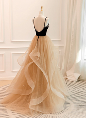 Precioso vestido de fiesta color champán con tirantes y cuentas en forma de A