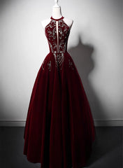Vestido formal largo de terciopelo rojo vino con cuello halter y cuentas