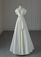 Vestido de noche blanco de satén con corte A y hombros descubiertos