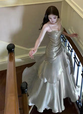 Vestido formal largo con tirantes de satén gris plateado