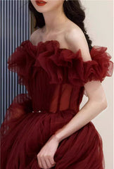 Encantador vestido de fiesta de tul con cuentas y hombros descubiertos en color rojo vino