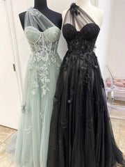 Vestido de fiesta de tul con un solo hombro, apliques de encaje y abertura alta
