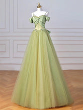 Vestido de fiesta verde de tul con escote en forma de A y tirantes finos
