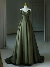 Vestido de fiesta largo de satén verde con corte en A