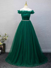 Vestido de fiesta de tul con hombros descubiertos y cuentas verdes
