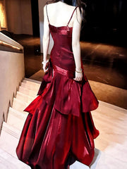 Vestido formal largo de satén con tirantes de sirena en color rojo vino