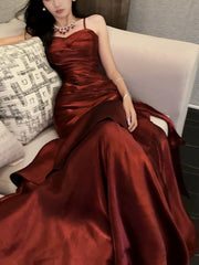 Vestido formal largo de satén con tirantes de sirena en color rojo vino