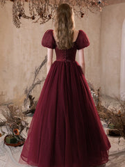 Vestido de fiesta de tul con mangas cortas abullonadas en color rojo vino