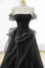 Vestido de fiesta negro de tul con apliques de encaje y hombros descubiertos en forma de A