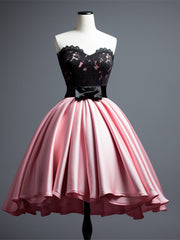 Vestido de fiesta sin tirantes de satén rosa hasta la rodilla con encaje