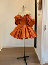 Vestido de fiesta de satén naranja hasta la rodilla con escote en forma de corazón