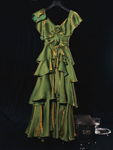 Vestido largo de fiesta de satén con mangas cortas y capas verdes
