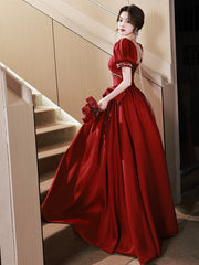 Vestido de fiesta largo de satén rojo vino con mangas cortas y perlas