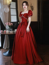 Vestido de fiesta largo de satén rojo vino con mangas cortas y perlas