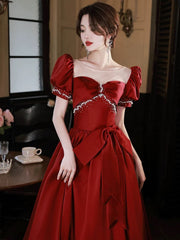 Vestido de fiesta largo de satén rojo vino con mangas cortas y perlas