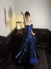 Vestido de fiesta de sirena con tirantes de corazón en azul marino