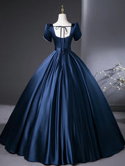 Vestido de fiesta largo de satén azul con mangas cortas y cuentas