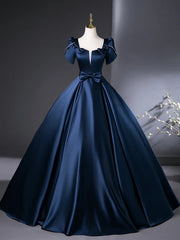 Vestido de fiesta largo de satén azul con mangas cortas y cuentas