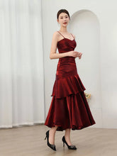 Vestido de noche largo con tirantes de sirena color rojo vino.